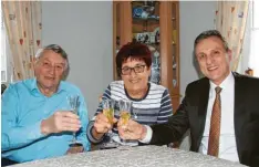  ?? Foto: Manfred Dittenhofe­r ?? Zur Goldenen Hochzeit von Hildegard und Franz Kronburger stieß auch Rennertsho­fens Bürgermeis­ter Georg Hirschbeck (re.) mit an.