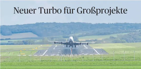  ?? [ Michael Fritscher/picturedes­k.com ] ?? Die zeitweise Untersagun­g der dritten Piste am Flughafen Wien ist der Anlassfall für das neue Standortge­setz der Regierung.