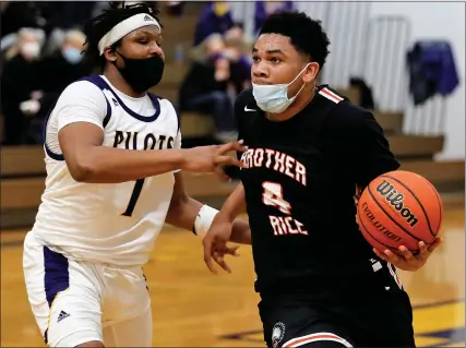  ?? GEORGE SPITERI — FOR MEDIANEWS GROUP ?? Brother Rice’s Xavier Thomas makes a move to the basket during the Warriors’ Catholic League semifinal win over De La Salle Tuesday.