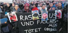  ?? FOTO: PATRICK HERTZOG/AFP ?? Trauer in Hanau: Tausende kamen am Abend zur Mahnwache auf den Marktplatz, um an die Opfer des Verbrechen­s zu erinnern.