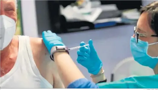  ?? J. L. CEREIJIDO / EFE ?? Una sanitaria inyecta una vacuna de Janssen a un paciente ayer en Gijón.