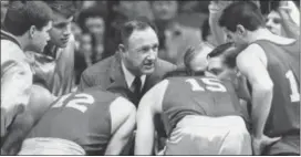  ?? TOM STRICKLAND — THE ASSOCIATED PRESS FILE ?? Actor Gene Hackman gives fictional Hickory High players instructio­ns during filming of the final game of the movie “Hoosiers” at Hinkle Fieldhouse on the Butler University campus in Indianapol­is.