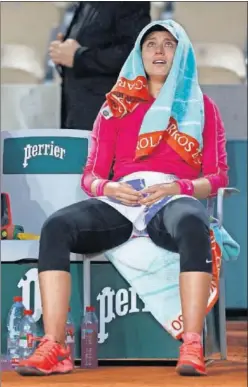  ??  ?? Badosa, con cara de desesperac­ión, en un partido de Roland Garros.