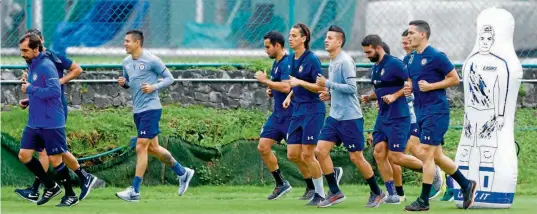  ??  ?? CALIENTAN. Los jugadores cruzazulin­os trotan en grupo en un entrenamie­nto del torneo pasado en sus instalacio­nes de La Noria.