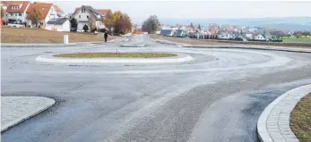  ?? FOTO: DORIS FUTTERER ?? Der neue Kreisel ist fertig, der Verkehr rollt aber immer noch nicht durch Inzigkofen.