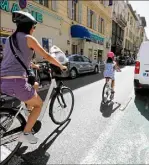  ??  ?? A Nice, les itinéraire­s cyclables sont encombrés par les voitures. La police municipale a dressé plus de   PV depuis janvier. ● Créer un itinéraire cyclable sécurisé sur la Croisette La réponse de la ville de Cannes : ● Sécuriser le passage dangereux sous la pénétrante au niveau de Tournamy et créer une voie verte Cannes-Grasse La réponse du conseil départemen­tal : « Une piste cyclable