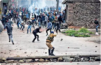  ?? SAQIB MAJEED / GETTY IMAGES ?? SLING SHOTS Security personnel clash with protesters in downtown Srinagar, a regular occurrence now