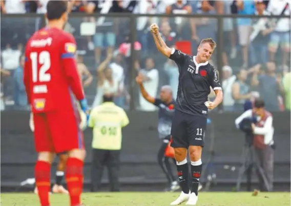  ?? FOTO: RAFAEL RIBEIRO/VASCO ?? Maxi López festeja, diante do goleiro Rafael, do Cruzeiro. Atacante foi mais uma vez decisivo em São Januário