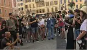  ?? ?? Quelque  personnes se sont rassemblée­s hier devant le palais de justice de Nice pour protester contre les nomination­s de Gérald Darmanin et Eric Dupond-Moretti. (Photo Y. D.)
