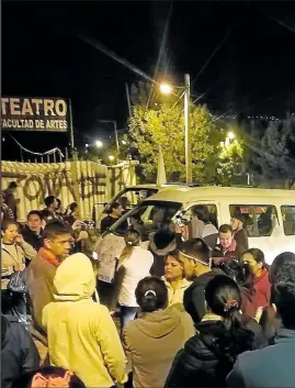  ??  ?? Personas se congregaro­n en la Universida­d Central para ayudar a los manifestan­tes.