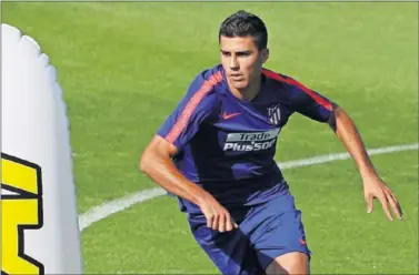  ??  ?? INTENSO. Rodri realiza un ejercicio durante el entrenamie­nto del Atlético ayer en el Cerro.