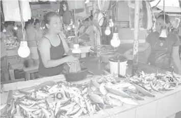  ?? RIC V. OBEDENCIO ?? Prices of fish at the public market (above photo) in Ubay town of Bohol is lower that those in Tagbilaran City.