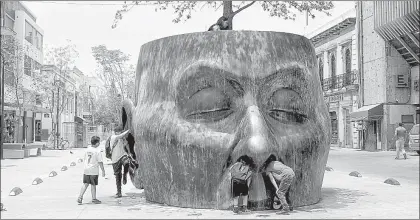  ??  ?? La estatua Árbol dentro, del músico y artista plástico José Fors, ubicada en Guadalajar­a, Jalisco, costó 4.5 millones de pesos y forma parte del proyecto de arte público Colosos urbanos, concebido por Enrique Alfaro, alcalde con licencia y candidato de...