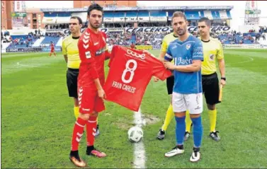  ??  ?? HOMENAJE. El Real Murcia entregó una camiseta en recuerdo del malogrado capitán local Fran Carles.