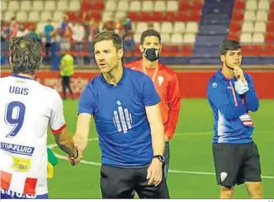  ?? E.S. ?? Xabi Alonso saluda a Edu Ubis en Almendrale­jo tras ascender con la Real Sociedad B.