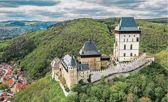  ?? FOTO SHUTTERSTO­CK ?? Gotický skvost nad Berounkou se každoročně těšívá velkému zájmu turistů. To by vás ale nemělo odradit od jeho návštěvy. Začněte třeba tím, že na Karlštejn přijedete vlakem.
EVA OBŮRKOVÁ