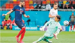  ??  ?? DELANTERO. Karim Benzema anotó doblete con Francia a los suizos, pero no les ajustó para el triunfo.