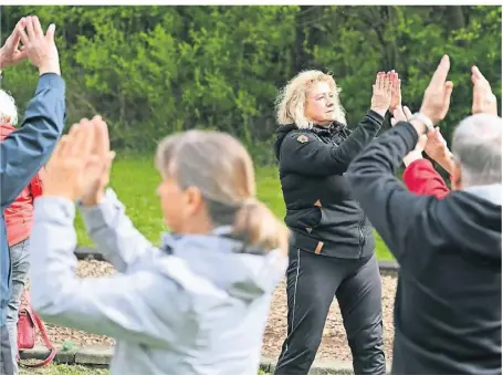  ?? FOTO: JÜRGEN MOLL ?? Gisela Weiser (TuRa Pohlhausen) und Brigitte Paffrath (TuS Wermelskir­chen / Foto) haben das Aufwärmen beim „Sport im Park“erstmals gemeinsam gestaltet.