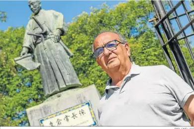  ?? RAÚL CARO / EFE ?? Suárez Japón, junto al monumento a Hasekura Tsunenaga, protagonis­ta de su novela.