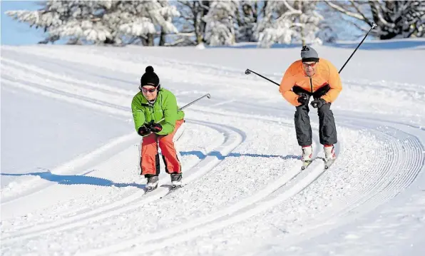  ?? DPM-BILD: BITZER ?? Langlauf-Mbfahrt auf der Heersberg-Loipe: Die Schwäbisch­e Mlb setzt auf Winterspor­t.