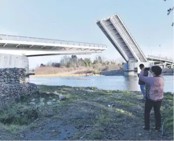  ??  ?? ► Ayer se bajó el brazo norte del puente basculante, ubicado en Valdivia.