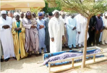  ?? Photo: Shehu K. Goro ?? Sheikh Ahmed Abubakar Gumi leads the funeral prayer for Sen. Ahmad Mohammed Aruwa at the Sultan Bello Mosque in Kaduna yesterday. Among those present were Gov. Nasir ElRufai of Kaduna State, former Kaduna governor Mukhtar Ramalan Yero, former Vice President Namadi Sambo, former PDP chairman Sen. Ahmed Makarfi.