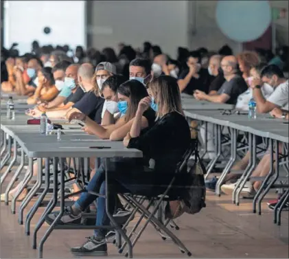  ?? / CARLES RIBAS ?? Aspirantes a las oposicione­s de Correos, ayer en el recinto ferial de Montjuic II de Barcelona.