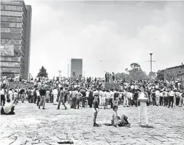  ??  ?? En el 68 cobró fuerza la sociedad semi industrial profesioni­sta dejando atrás el binario rural/urbano.