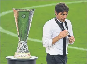  ?? FOTO: AP ?? Antonio Conte, al lado de la Europa League El Inter cayó ante el Sevilla en la final