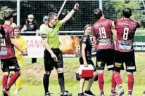  ?? ?? Referee Gerhard Grobelnik zückte die Rote Karte gegen zwei Admiraner, hier gegen Wilhelm Vorsager