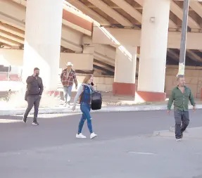 ?? ?? l Los peatones cruzan por donde sea ante la falta de líneas peatonales en el cruce de los bulevares Luis Encinas y Solidarida­d.
