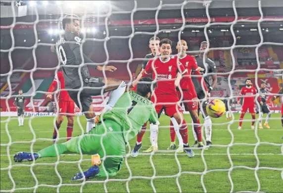  ??  ?? Alisson detiene un balón ante la mirada de Rashford, Firmino y Greenwood ayer en Anfield.