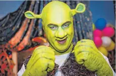  ??  ?? Bekannt ist der CSU-Politiker auch für seine Faschingsk­ostüme – hier 2014 als „Shrek“bei einer Prunksitzu­ng in Veitshöchh­eim bei Würzburg.