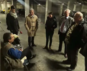  ?? (Photos FD) ?? C’est dans un parkin sous-terrain du quartier de La Rôde que le préfet a rencontré Miguel, SDF réfugié au chaud, une fois les voitures parties.