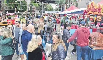  ?? ?? La fiesta de San Juan en el barrio Mariscal tuvo una importante concurrenc­ia.