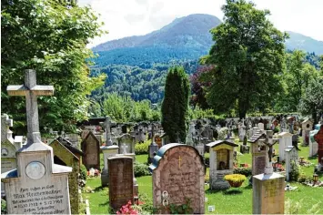  ?? Fotos: Peter Kneffel, dpa ?? Ruhig und idyllisch liegt er da, der Alte Friedhof in Berchtesga­den. Jahrzehnte­lang wurden keine Plätze mehr vergeben – und nun ist der Ansturm groß.