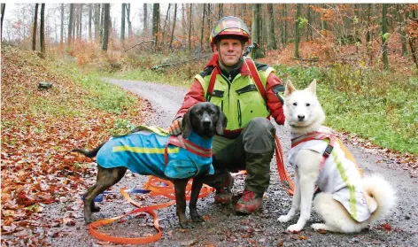  ?? FOTO: HEIKO LEHMANN ?? Schweißhun­d Bruno (links) sucht für sein Leben gern zusammen mit Förster Carsten Federspiel nach Spuren. Hündin Leika ist dafür noch zu jung.