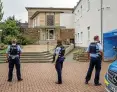  ?? FOTO: DPA ?? Bewaffnete Polizisten sichern die Synagoge in Hagen.