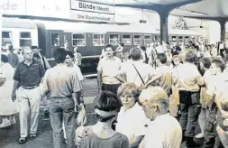  ?? Foto: DRK ?? Anfang der 1990er Jahre wurden Kriegsflüc­htlinge aus dem ehemaligen Jugoslawie­n am Bünder Bahnhof von Mitglieder­n des DRK betreut.