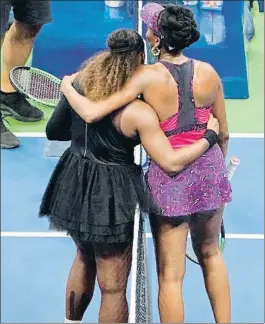  ?? RAY STUBBLEBIN­E / EFE ?? Serena, la ganadora, a la izquierda, se abraza a Venus