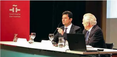  ??  ?? O ex-juiz Sergio Moro e o escritor peruano Mario Vargas Llosa, em evento nesta segunda (3)
