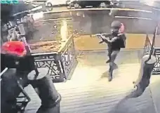  ?? Foto: Profimedia.cz ?? Masakr Bezpečnost­ní kamera zachytila střelce při jeho vražedném řádění v istanbulsk­ém klubu.