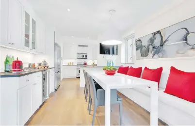  ?? DESIGN RECIPES ?? Pops of red serve as the perfect spring accent in this oversized kitchen.