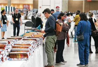  ?? Photos by Tom Reel / Staff photograph­er ?? In a scene unlikely to be repeated soon, unmasked participan­ts cluster at the Associatio­n of Writers & Writing Programs Conference and Bookfair at the Convention Center on Feb. 4.