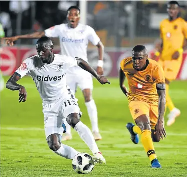  ?? Picture: LEE WARREN/GALLO IMAGES ?? RUNNING WITH IT: Deon Hotto, of Wits, takes the ball during the Absa Premiershi­p match against Kaizer Chiefs at Johannesbu­rg’s Bidvest Stadium on Wednesday