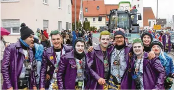  ??  ?? Die Brezga-Bar hat in diesem Jahr das Motto „Suicide Squad“nach der Comicverfi­lmung. Der Joker war allgegenwä­rtig, nicht nur als Kostüm, sondern auch als großer Aufbau auf dem Wagen der Gruppe.