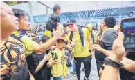  ?? — Gambar Bernama ?? BERSEMANGA­T: Skuad Harimau Malaya tiba di Lapangan Terbang Antarabang­sa Kuala Lumpur (KLIA) Terminal 1 kelmarin selepas mengharung­i cabaran Piala Asia 2024 di Qatar.