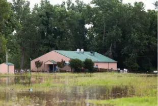  ?? Staff photo by Curt Youngblood ?? The West Shore Restaurant in Garland City, Ark. is surrounded Sunday by flood waters from the Red River.