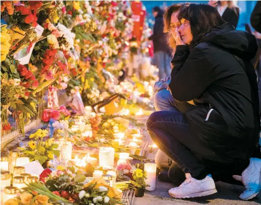  ??  ?? Tout au long de la journée, hier, des foules se sont massées le long des barrières de sécurité, déposant bouquets ou peluches.