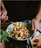 ?? FOTO:
CHARLOTTA MUNSTERHJE­LM ?? – Det tar en dryg timme att göra den här pastan, men största delen av tiden är passiv matlagning – medan tomaterna rostas i ugnen kan man göra något annat.
